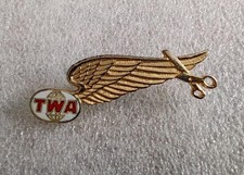 PINO DE LAPELA VINTAGE TWA TRANS WORLD AIRLINES ASA ÚNICA COM ESMALTE TESOURA comprar usado  Enviando para Brazil