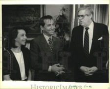 1994 Press Photo Mr. & Mrs. Raul Granillo Ocampo conversando com Eugene Schreiber comprar usado  Enviando para Brazil