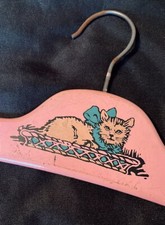 Cabide de roupas de madeira infantil vintage gatinho rosa década de 1930 gatos ~ gatinho gato na cesta comprar usado  Enviando para Brazil