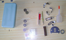Accesorios para máquinas de coser, accesorios, piezas, pies, agujas, bobinas en caja segunda mano  Embacar hacia Mexico