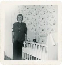Papel de parede vintage encontrado foto mãe sorridente por berço bicho de pelúcia brinquedos 89 comprar usado  Enviando para Brazil