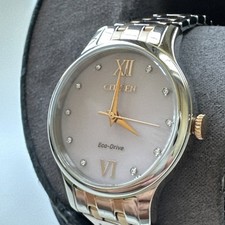 Relógio feminino Citizen Eco-Drive CLASSIC mostrador rosa dois tons EM0897-51X MSRP: US$ 375 comprar usado Relógio feminino Citizen Eco-Drive CLASSIC mostrador rosa dois tons EM0897-51X MSRP: US$ 375 comprar usado  Enviando para Brazil