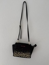 Bolsa tiracolo Michael Kors preta com tachas douradas – Original e elegante comprar usado  Enviando para Brazil