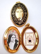 Medalhão relíquia de Santa Teresa com pequenos strass--Grande e lindamente detalhado! comprar usado  Enviando para Brazil