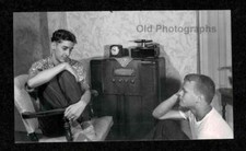 2 CARAS OUVINDO 2 RÁDIO/GRAVADOR PLAYER 45s MESA GIRATÓRIA FOTO ANTIGA/VINTAGE- D583 comprar usado  Enviando para Brazil