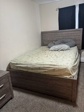 Selling bedroom set for sale  Far Rockaway