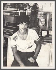 Laboratório? Rádio Bonito Jovem Menino Adolescente Rosto Atraente Cabelo Escuro Foto Vintage comprar usado Laboratório? Rádio Bonito Jovem Menino Adolescente Rosto Atraente Cabelo Escuro Foto Vintage comprar usado  Enviando para Brazil