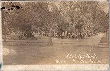 Bancos vintage 1910 DOUGLAS, Arizona foto real cartão postal RPPC "THE CITY PARK" comprar usado  Enviando para Brazil