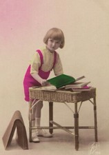 PA2247A JOVEM MENINO COM LIVROS ESCOLARES EM MESA DE VIME BOLSA ESCOLAR 1920 RPPC  comprar usado  Enviando para Brazil