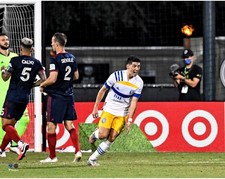 Foto de Cristian Espinoza San Jose Earthquakes MLS is Back Goal Celebration 11x14 comprar usado  Enviando para Brazil