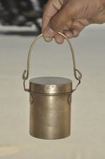 Pote de latão vintage sólido artesanal formato cilíndrico pequeno, usado comprar usado  Enviando para Brazil