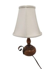 Abajur de mesa vintage de madeira com abajur de tecido creme e destaque de metal rolado comprar usado  Enviando para Brazil
