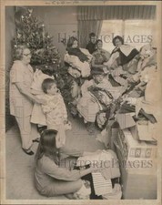 1971 Press Photo Avó Sra. Delora Roberts e Crianças Doar Roupas comprar usado  Enviando para Brazil