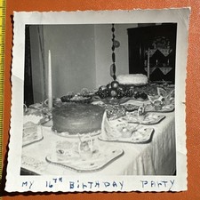 FOTO VINTAGE ORIGINAL Bolo de Aniversário Buffet Sala de Jantar Comida Doce Dezesseis Anos 1950, usado comprar usado  Enviando para Brazil