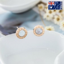 Usado, NOVO Brincos de Ouro Rosa 18K GF Madrepérola Branca 10MM Numerais Romanos comprar usado Usado, NOVO Brincos de Ouro Rosa 18K GF Madrepérola Branca 10MM Numerais Romanos comprar usado  Enviando para Brazil