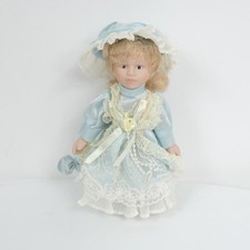 Boneca de porcelana vintage 7,5" – Vestido azul, cabelo loiro encaracolado, detalhes de renda comprar usado  Enviando para Brazil