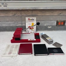 Juego de troqueladoras Sizzix con 13 troqueles, convertidor de sistema y manual probado y funciona segunda mano  Embacar hacia Mexico