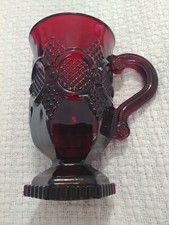 Xícara de café Avon Cape Cod vermelho rubi com pés, 5" de altura x +/-3" de diâmetro, seminova comprar usado Xícara de café Avon Cape Cod vermelho rubi com pés, 5" de altura x +/-3" de diâmetro, seminova comprar usado  Enviando para Brazil