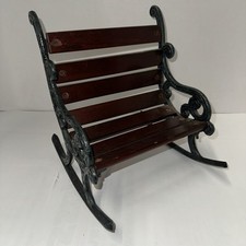 CADEIRA DE BALANÇO VINTAGE DE FERRO FUNDIDO E MADEIRA BONECA, BANCO. 9.” T X 7" W. MINIATURA. comprar usado  Enviando para Brazil