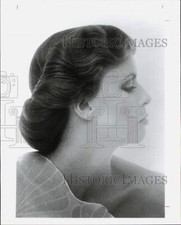 1977 Press Photo Mulher Modelando Suavemente Enrolado Updo Penteado com Olhos Fechados, usado comprar usado  Enviando para Brazil
