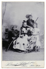 Alemanha da década de 1890. Cowboys e irmãs com brinquedo de boneca, riffle - foto original do armário, usado comprar usado  Enviando para Brazil