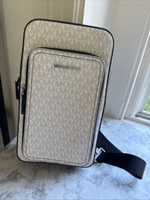 Mochila tiracolo Michael Kors Sling Pack logotipo branco MK unissex comprar usado Mochila tiracolo Michael Kors Sling Pack logotipo branco MK unissex comprar usado  Enviando para Brazil