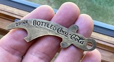 Usado, Abridor de garrafa vintage com garrafa de bebida Coca Cola refrigerante formato cortado anúncio comprar usado  Enviando para Brazil