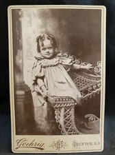 Cartão de armário antigo foto menina com cachos de salsicha Trenton New Jersey cadeira de vime comprar usado  Enviando para Brazil