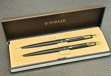 Conjunto de caneta esferográfica e lápis Parker Arrow vintage tinta azul acabamento dourado preto com caixa comprar usado Conjunto de caneta esferográfica e lápis Parker Arrow vintage tinta azul acabamento dourado preto com caixa comprar usado  Enviando para Brazil