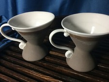 2 xícaras de café expresso pedestal arte cerâmica notas musicais guitarra marrom fosco branco brilhante comprar usado  Enviando para Brazil