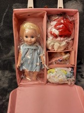 Estojo de guarda-roupa vintage mineiro boneca bebê com boneca, roupas e acessórios loiro comprar usado Estojo de guarda-roupa vintage mineiro boneca bebê com boneca, roupas e acessórios loiro comprar usado  Enviando para Brazil