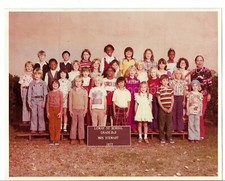 FOTO ENCONTRADA 8 x 10 CLASSE FOTO DÉCADA DE 1970 Cor ORIGINAL ESCOLA CRIANÇAS 55 2 X comprar usado  Enviando para Brazil
