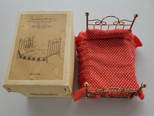 Cama de casal de latão Reevesline com colchão de pergaminhos e caixa casa de bonecas comprar usado Cama de casal de latão Reevesline com colchão de pergaminhos e caixa casa de bonecas comprar usado  Enviando para Brazil