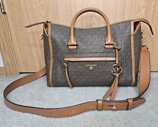 Usado, BOLSA SATCHEL TIRACOLO MICHAEL KORS CARINE MARROM OURO LOGOTIPO MONOGRAMA Leia comprar usado Usado, BOLSA SATCHEL TIRACOLO MICHAEL KORS CARINE MARROM OURO LOGOTIPO MONOGRAMA Leia comprar usado  Enviando para Brazil
