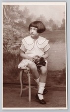 Foto sépia menina em colarinho vieira vestido segurando boneca, retrato de estúdio comprar usado  Enviando para Brazil
