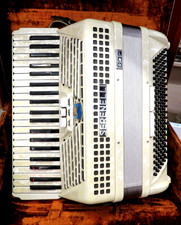 Acordeão Serenelli modelo 74 marfim/branco comprar usado Acordeão Serenelli modelo 74 marfim/branco comprar usado  Enviando para Brazil