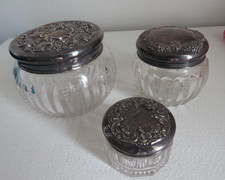 Usado, CONJUNTO ANTIGO DE 3 POTES DE PRATA ESTERLINA VITORIANA E VIDRO CORTADO PENTEADEIRA/CÔMODA comprar usado  Enviando para Brazil