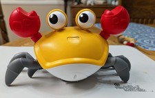 Brinquedo educativo de caranguejo rastejante evita obstáculos, tem música, luzes LED, funciona comprar usado  Enviando para Brazil