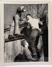 Três jovens homens escalando cerca de madeira foto instantânea vintage década de 1950, usado comprar usado  Enviando para Brazil