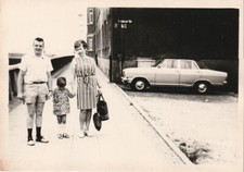 Vintage Foto Familie neben Opel Kadett B Auto Oldtimer PKW Car comprar usado  Enviando para Brazil