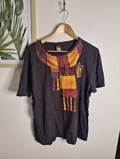 Usado, Camiseta Harry Potter 2XL Grifinória cachecol estampado manga curta HP Hogwarts excelente estado usado comprar usado  Enviando para Brazil