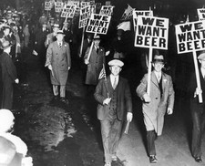 Quadro We Want Beer Prohibition preto e branco 8x10 estampa de celebridade comprar usado  Enviando para Brazil