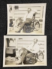 Lote de 2 fotos antigas instantâneas de homem sentado na cadeira fumando com bicicleta bicicleta comprar usado  Enviando para Brazil