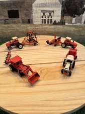 Lote de 8 tratores e implementos de brinquedo agrícola Ertl Allis Chalmers/caixa escala 1/64 comprar usado Lote de 8 tratores e implementos de brinquedo agrícola Ertl Allis Chalmers/caixa escala 1/64 comprar usado  Enviando para Brazil