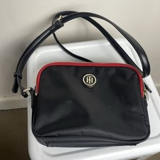 Bolsa tiracolo Tommy Hilfiger preta de náilon logotipo dourado acabamento vermelho viagem casual comprar usado  Enviando para Brazil