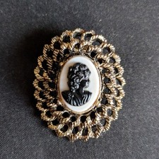 Broche vintage fundo branco rosto preto cabeça de senhora camafeu configuração trançada  comprar usado  Enviando para Brazil