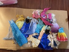 Todas as roupas de bonecas Disney, vestidos de baile, roupas fantasias, grande variedade lote de 13, usado comprar usado  Enviando para Brazil