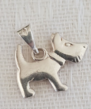 Pendentif petit chien d'occasion  Avesnes-sur-Helpe