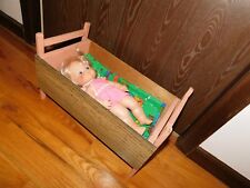 Cama de boneca rosa feita à mão + boneca de borracha Softina Eegee 1971 + colcha de boneca com insetos  comprar usado  Enviando para Brazil