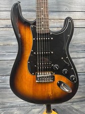 Guitarra elétrica Fender Squier Affinity Series Stratocaster HSS marrom Sunburst comprar usado  Enviando para Brazil